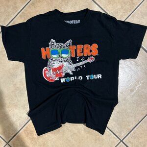 Hooters World Tour black tee shirt size M